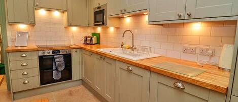 Een koelkast, een microgolfoven, een oven, een vaatwasser