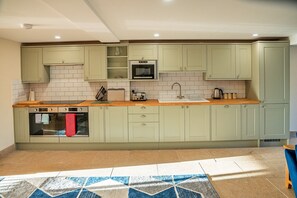 冰箱、微波炉、烤箱、洗碗机