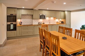 Een koelkast, een magnetron, een oven, een vaatwasser