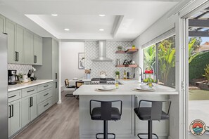 Refrigerador, microondas, horno, placa de cocina