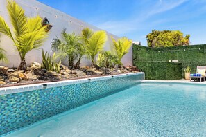 Unclassified image, 3 of 65, button