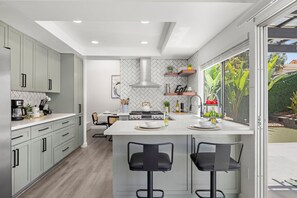 Jääkaappi, mikroaaltouuni, uuni, liesi