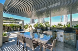 Shared kitchen facilities - Luxury Apartment - Oracle Broadbeach (Broadbeach)
