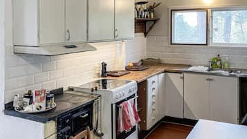 Fridge, stovetop, coffee/tea maker