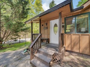 Exterior detail - Bear Footin' #1106 (Gatlinburg)