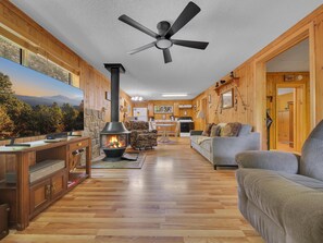 Living area - Bear Footin' #1106 (Gatlinburg)