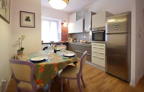 Fridge, stovetop, dishwasher, cookware/dishes/utensils - 1 bedroom cozy apartment in Roma (Roma)