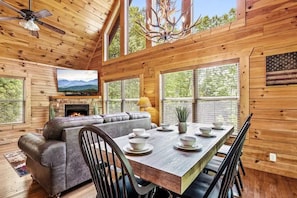 Dining - Chasin' A Dream #366 (Gatlinburg)