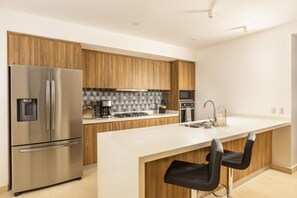 雪櫃、微波爐、焗爐、洗碗機