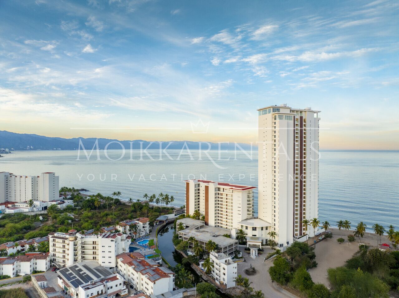 Ein Küstenresort mit Hochhäusern, einer Marina und einem Strand.