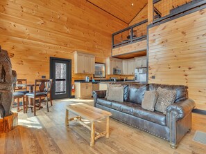 Cabaña, varias camas (Buckhead Views #3110) | Área de sala de estar