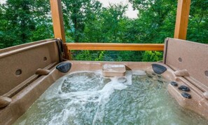 Stuga - 2 queensize-sängar (Smoky View on the Rocks #2046) | Bubbelpool utomhus