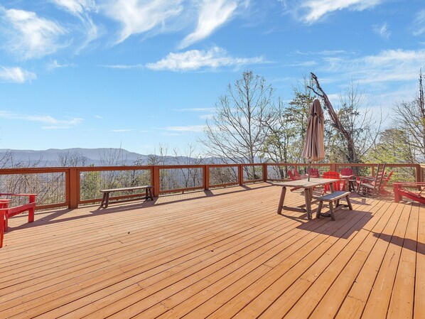 캐빈, 침대(여러 개) (Smoky View Top Shelf #2042) | 야외 식당