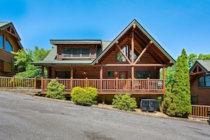 Exterior - Mountain Paws #526 (Sevierville)