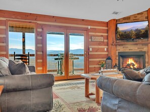 Ferienhütte, Mehrere Betten (Smoky View with a Twist #2030) | Wohnbereich