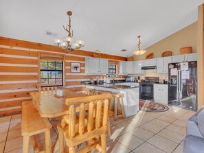 Cabane, plusieurs lits (Smoky View with a Twist #2030) | Cuisine privée