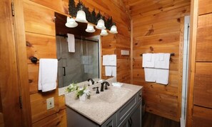 Cabin, Multiple Beds (Smoky View Straight Up #2036) | Bathroom