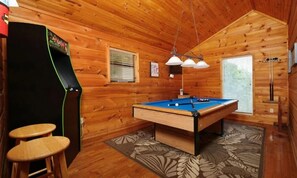 Cabin, nhiều giường (Smoky View Straight Up #2036) | Phòng trò chơi giải trí