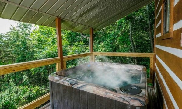 Cabane, plusieurs lits (Smoky View Straight Up #2036) | Bain à remous extérieur