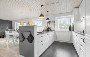 Kjøleskap, oppvaskmaskin, kaffetrakter/tekoker og kjøkkenutstyr