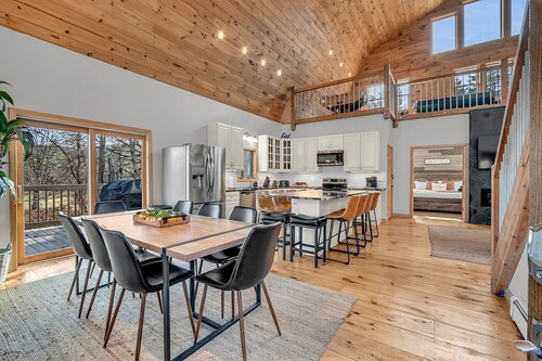 NEW! Relax&Play: HotTub/FirePit/Game Room Paradise