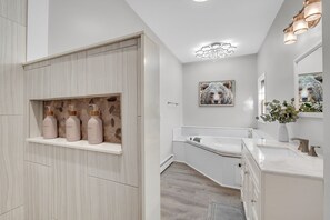 Een haardroger, handdoeken, zeep, shampoo