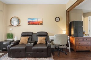 تلفزيون ذكي، مدفأة، مكتبة فيديو