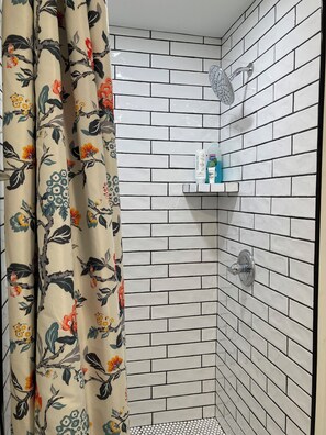 Douche, sèche-cheveux, serviettes fournies, savon