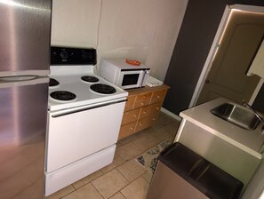 Kylskåp, mikrovågsugn, ugn och spishäll