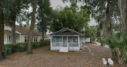 Quaint cottage with AC in charming Dixieland