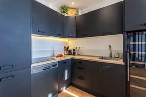 Een koelkast, een microgolfoven, een oven, een vaatwasser