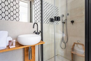 Shower, towels - PEARL AP4444 By Riviera Holiday Homes (Villefranche-sur-Mer)