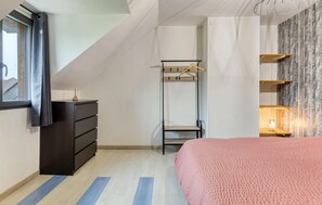 5 bedrooms, travel cot, free WiFi - 5 bedroom gorgeous home in Ganzeville (Ganzeville)