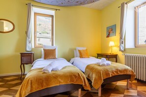 2 habitaciones, tabla de planchar con plancha y cuna de viaje 