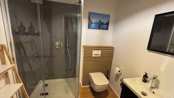 Dusche, Haartrockner, HandtĂŒcher, Seife