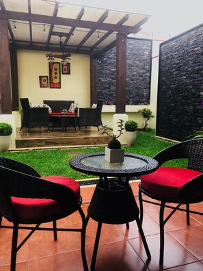 Outdoor dining - 2-floor, 3-bedroom house/AC/ WiFI/10 mins from SJO and 15 mins from Parque Viva. (Guácima)