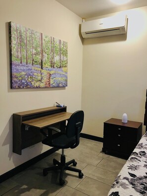 3 bedrooms, desk, WiFi, bed sheets - 2-floor, 3-bedroom house/AC/ WiFI/10 mins from SJO and 15 mins from Parque Viva. (Guácima)