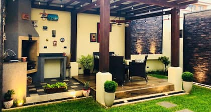 2-floor, 3-bedroom house/AC/ WiFI/10 mins from SJO and 15 mins from Parque Viva.