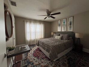 3 bedrooms, iron/ironing board, free WiFi, bed sheets - NEW! 3 Bedroom Apartment near Downtown St. Petersburg (St. Petersburg)