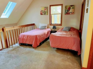 2 bedrooms, iron/ironing board, travel cot, WiFi - The Cozy Mountain Retreat!
With Access to Pool, Hot Tub, Gym & Skiing (Campton)