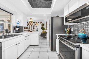 Réfrigérateur, four à micro-ondes, un four, surface de cuisson