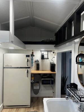 Kylskåp, mikrovågsugn, kaffe- och tebryggare och grytor/köksredskap