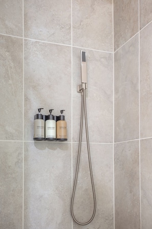 Shower, hair dryer, towels, soap - Romantic Farm House (Springfield)