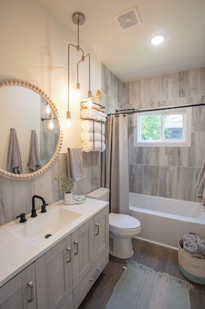 Shower, hair dryer, towels, soap - Romantic Farm House (Springfield)