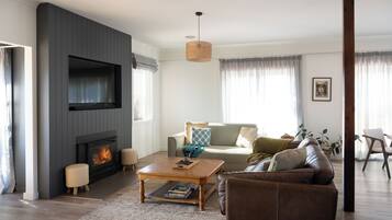 Fernseher, Kamin, Stereoanlage