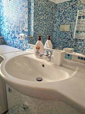 Sèche-cheveux, bidet, serviettes fournies, savon