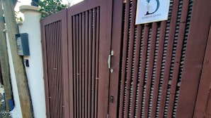 A gated entrance with a sign reading "DOMUS LIVIO". - Apartment 5 min from Airport, Self Check-in h24, Private Garden, Wi-Fi, A/C, TV (Rome Fiumicino)