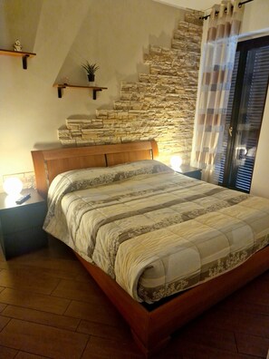 2 bedrooms, in-room safe, desk, iron/ironing board