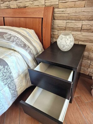 2 bedrooms, in-room safe, desk, iron/ironing board