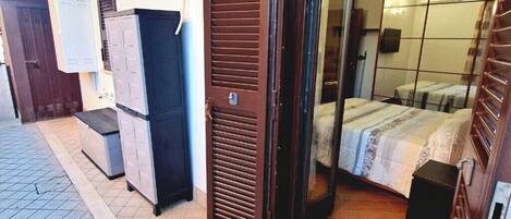 2 bedrooms, in-room safe, desk, iron/ironing board